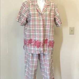 Dressbarn Woman Plaid outfit. Top w/ crop pant